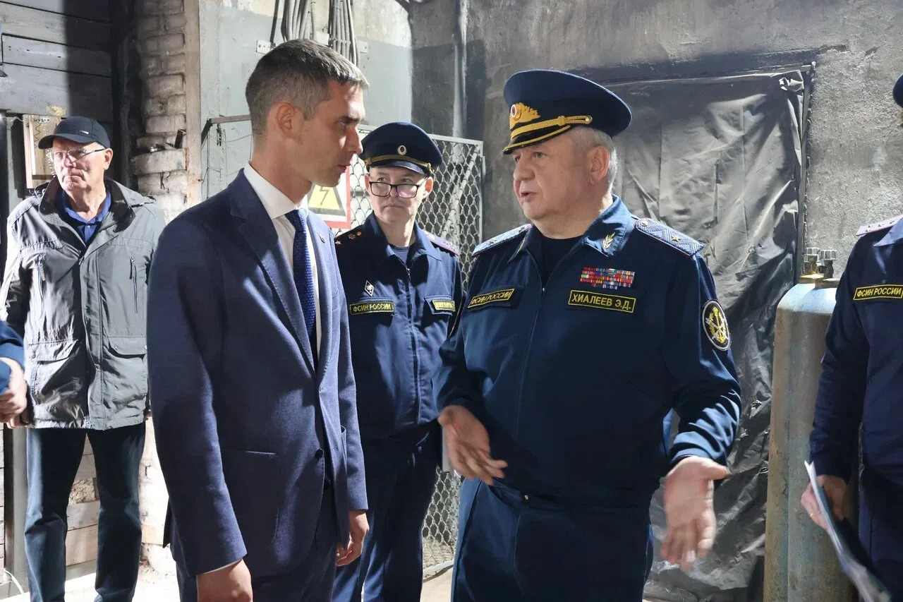 Глава района Роберт Искандаров и начальник УФСИН по РТ Эдуард Хиалеев осматривают производственные цеха.